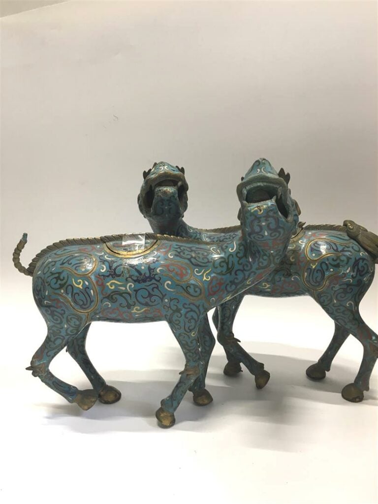 [-] PAIRE DE DEUX (2) QILINS EN EMAUX CLOISONNES - Chine - Ils sont figurés en…