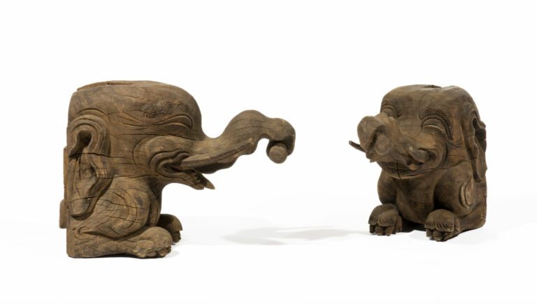 Paire de deux larges éléphants baku en bois, provenant 'un temple Japonais . Le…