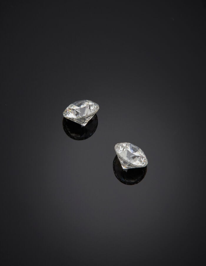 Paire de DIAMANTS taille brillant pesant chacun 0,71 carat. - Chaque diamant es…