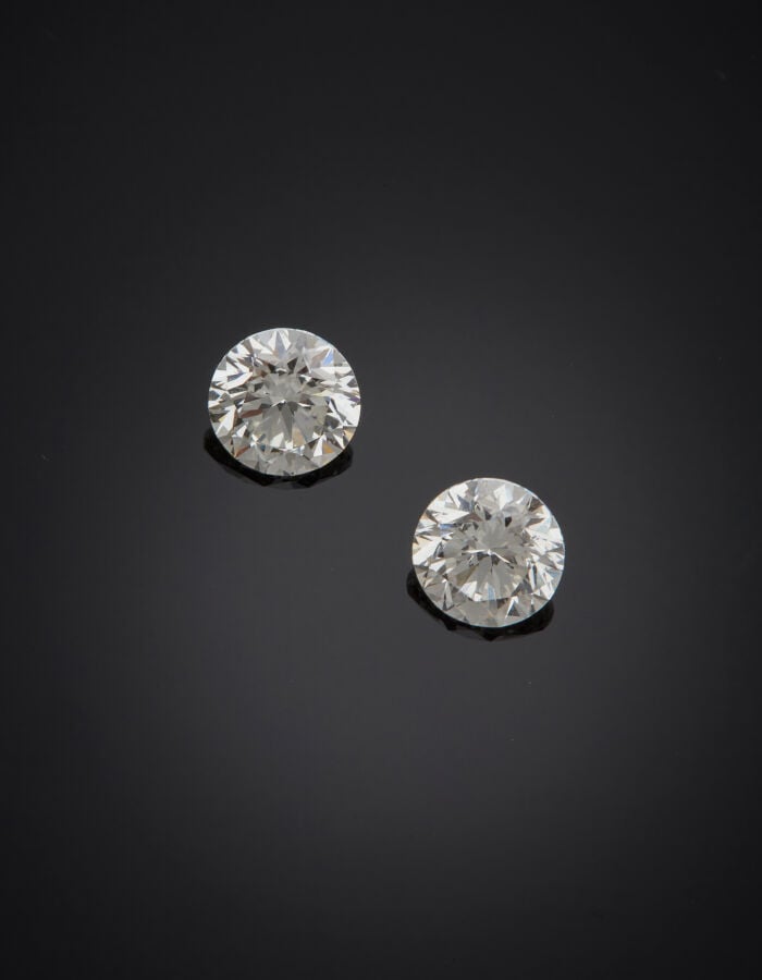 Paire de DIAMANTS taille brillant pesant chacun 0,71 carat. - Chaque diamant es…