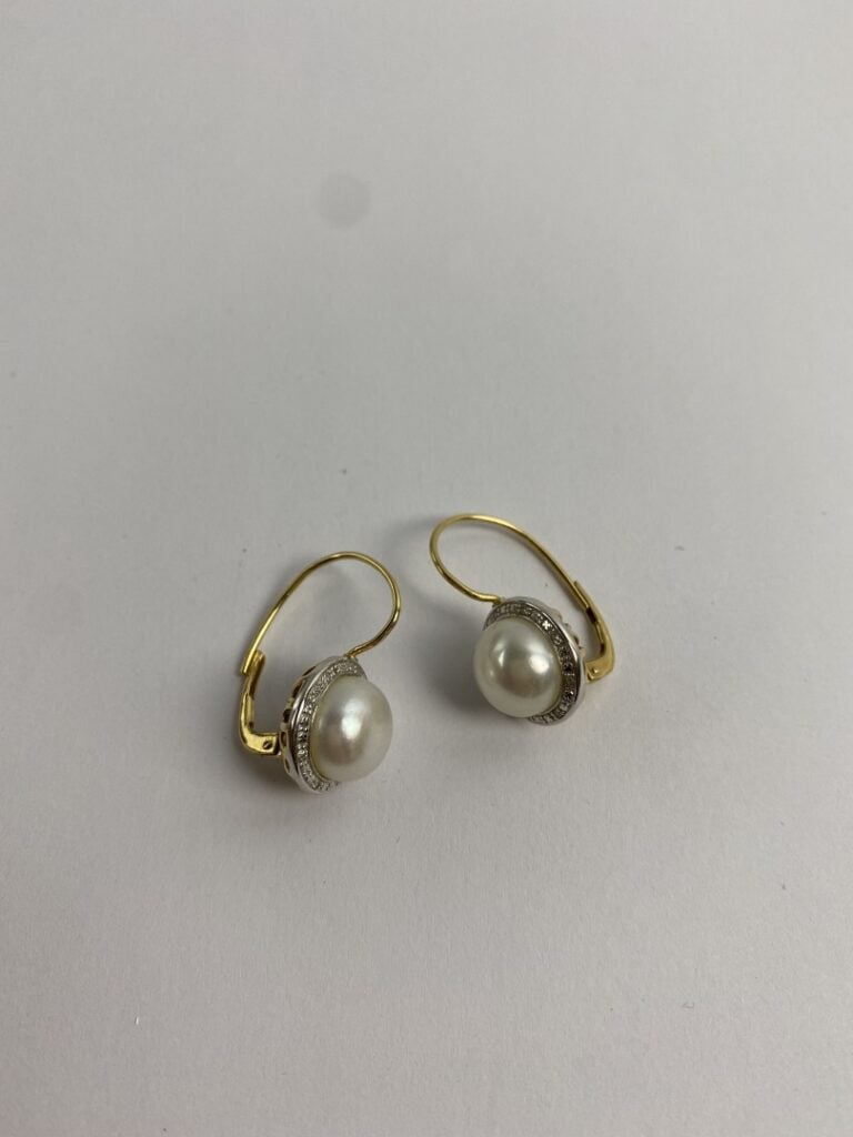Paire de dormeuses en or (750) deux tons ornées d'une perle bouton blanche, dan…