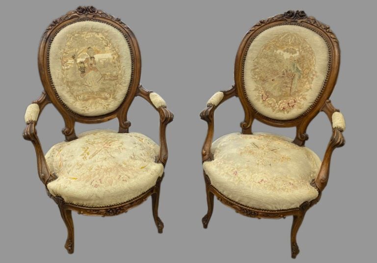 Paire de fauteuils à large dossier médaillon en bois mouluré et sculpté de fleu…