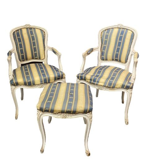 Paire de fauteuils cabriolet en bois mouluré et sculpté relaqué crème à dossier…