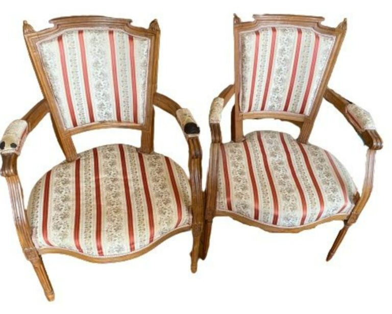Paire de fauteuils de style Louis XVI à dossier chapeau de gendarme en bois nat…