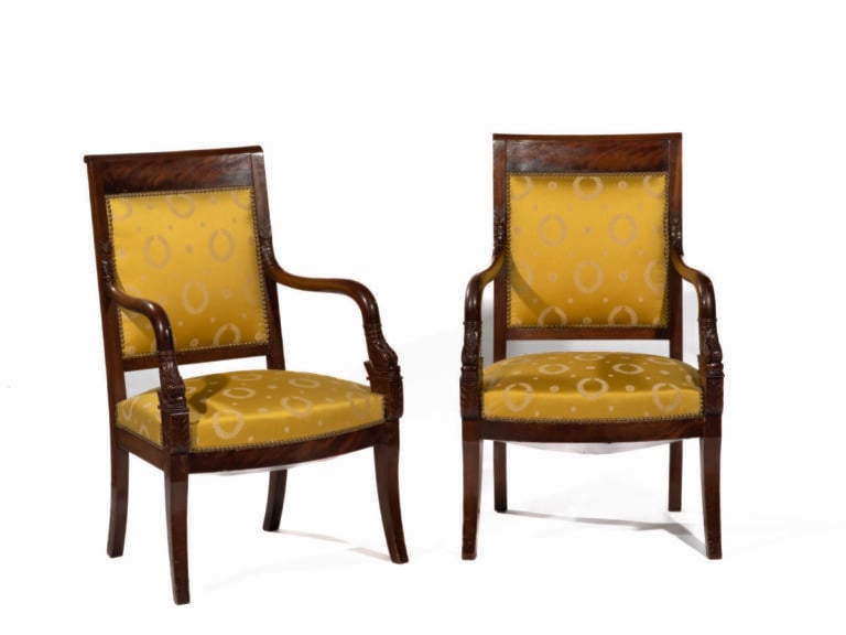 Paire de fauteuils en acajou et placage d'acajou à dossier légèrement cintré et…