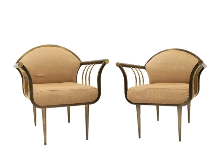 Paire de fauteuils en acier anciennement dorés, le dossier arrondisupports acco…