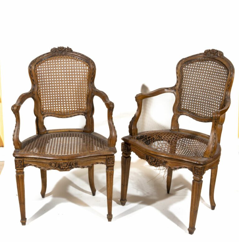 Paire de fauteuils en bois naturel mouluré et sculpté à décor de courses de rub…