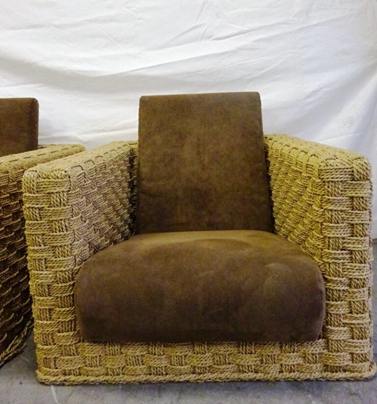 Paire de fauteuils en rotin tressé (manque les pieds, usures). - Hauteur: 51 cm…