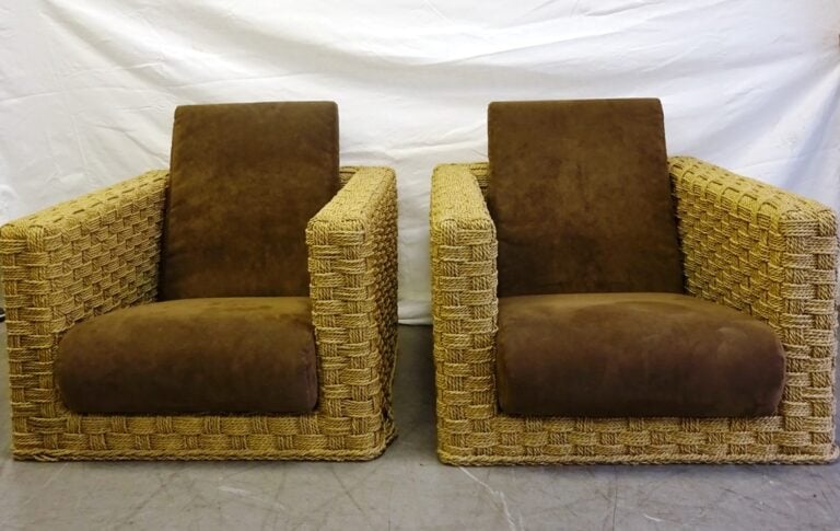Paire de fauteuils en rotin tressé (manque les pieds, usures). - Hauteur: 51 cm…