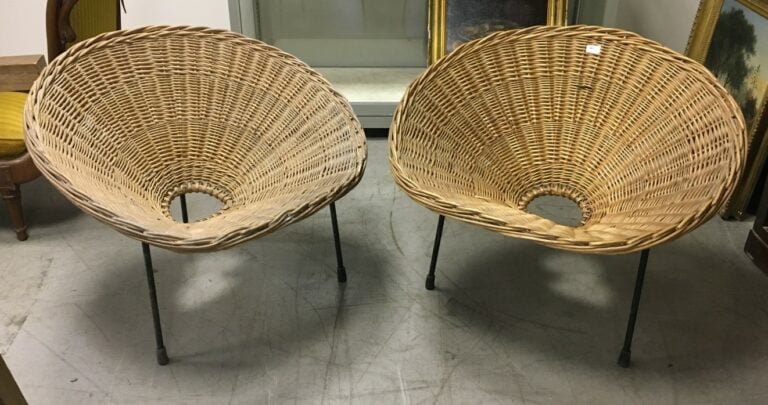 Paire de fauteuils, l'assise et le dossier de forme conique, piètement en fer n…