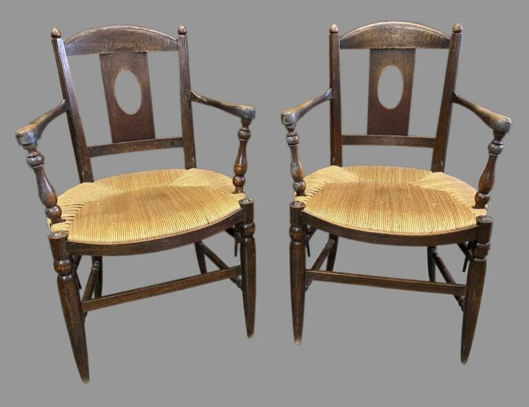 Paire de fauteuils paillés à dossier médaillon ajouré, piètement balustre à l'a…