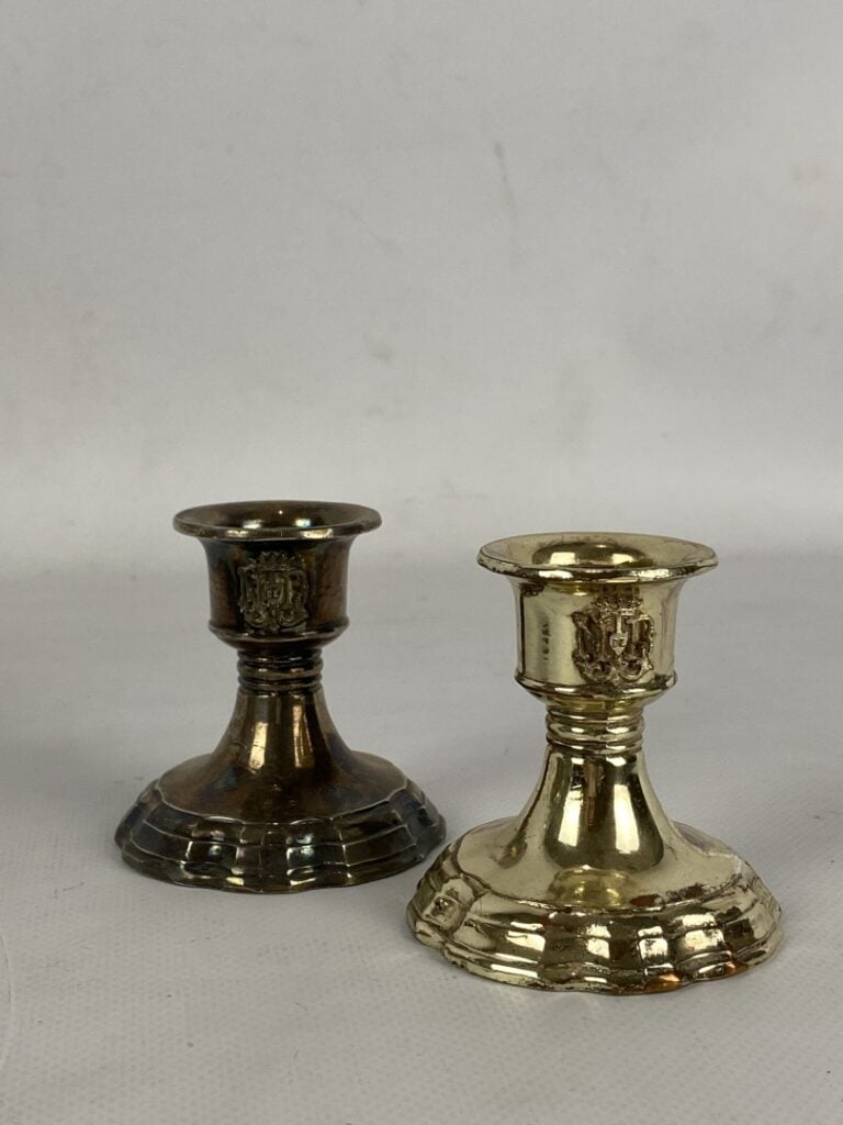 Paire de flambeaux en métal argenté, chiffrés, ombilics à degrés - H : 6,5 cm…