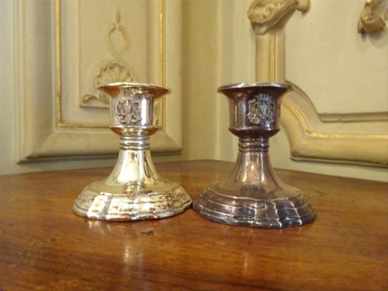 Paire de flambeaux en métal argenté, chiffrés, ombilics à degrés - H : 6,5 cm…