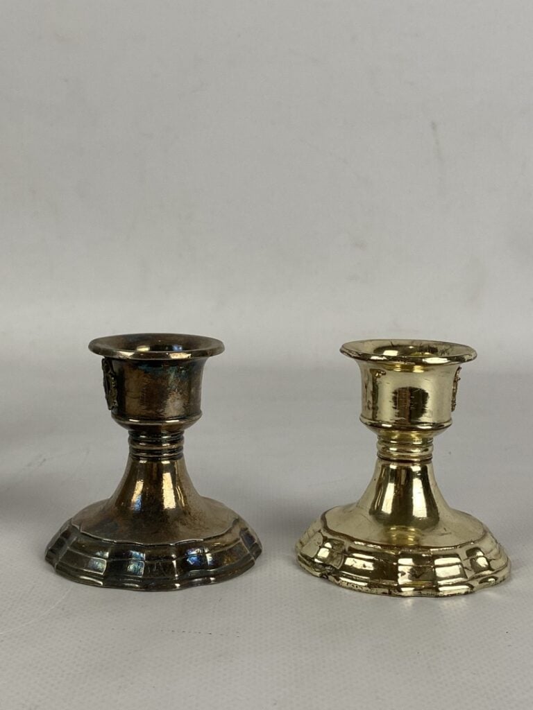 Paire de flambeaux en métal argenté, chiffrés, ombilics à degrés - H : 6,5 cm…