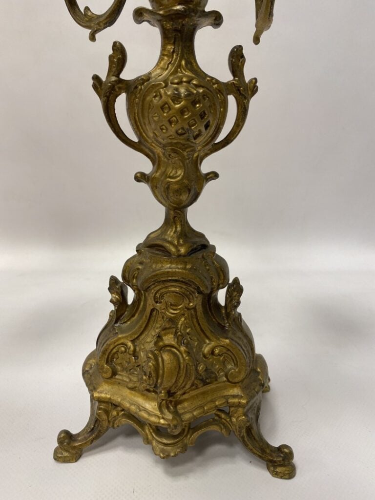Paire de girandoles en régule doré - Hauteur: 43 cm.