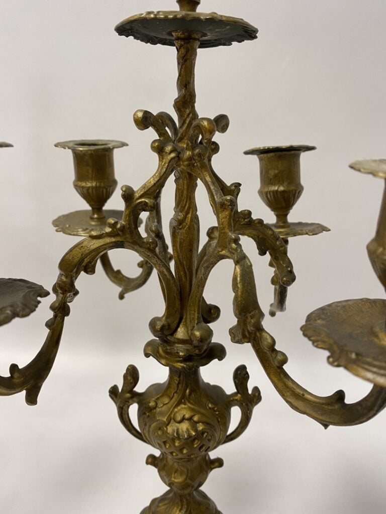 Paire de girandoles en régule doré - Hauteur: 43 cm.