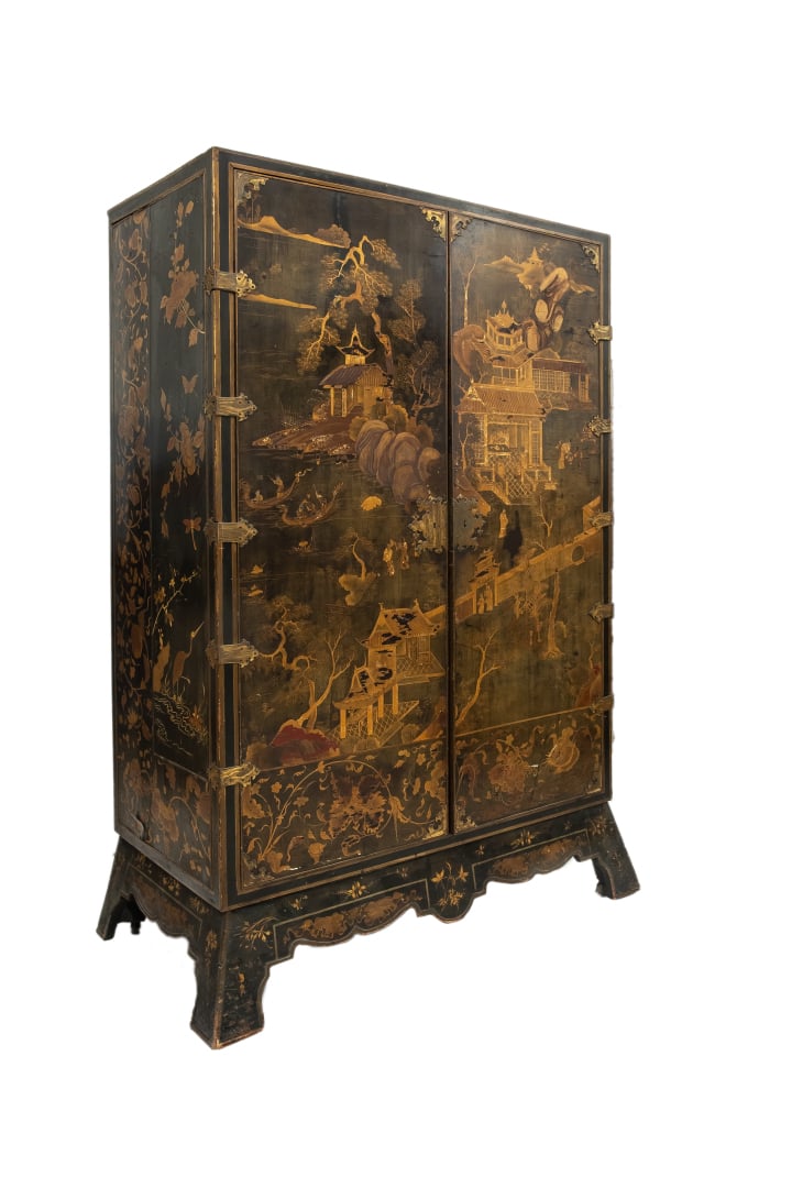 Paire de grands cabinets, ouvrant en façade par deux portes à décor de laque or…