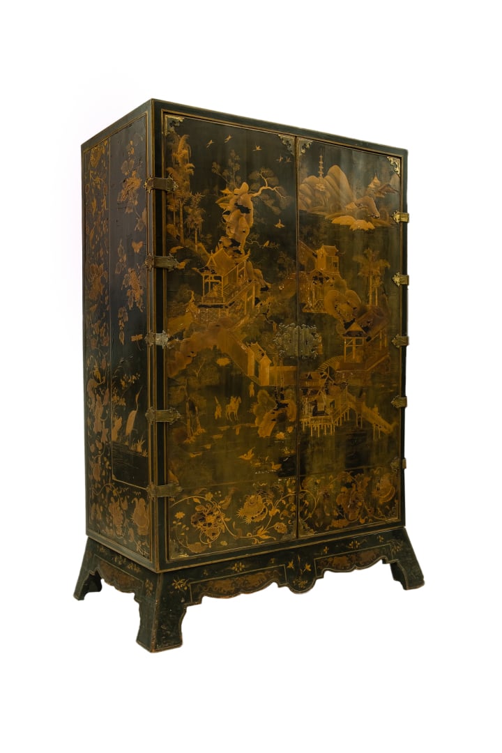 Paire de grands cabinets, ouvrant en façade par deux portes à décor de laque or…