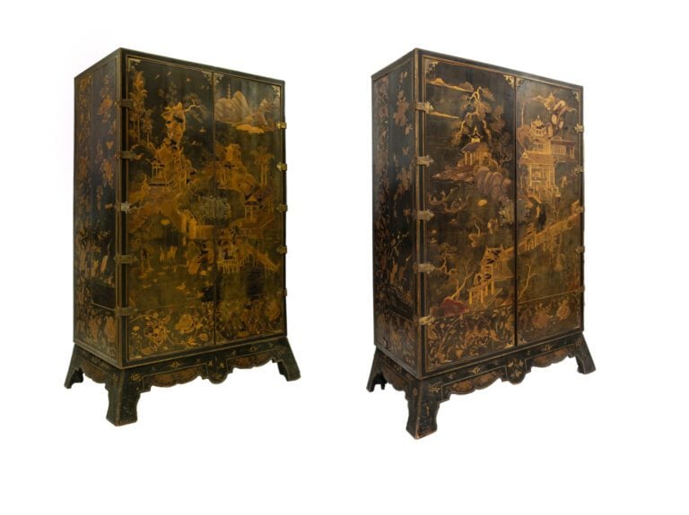 Paire de grands cabinets, ouvrant en façade par deux portes à décor de laque or…