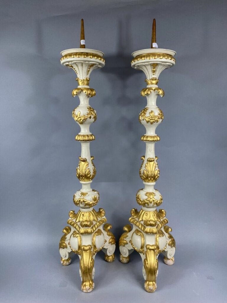 Paire de grands piques-cierges tripode en bois rechampis doré et peint blanc à…