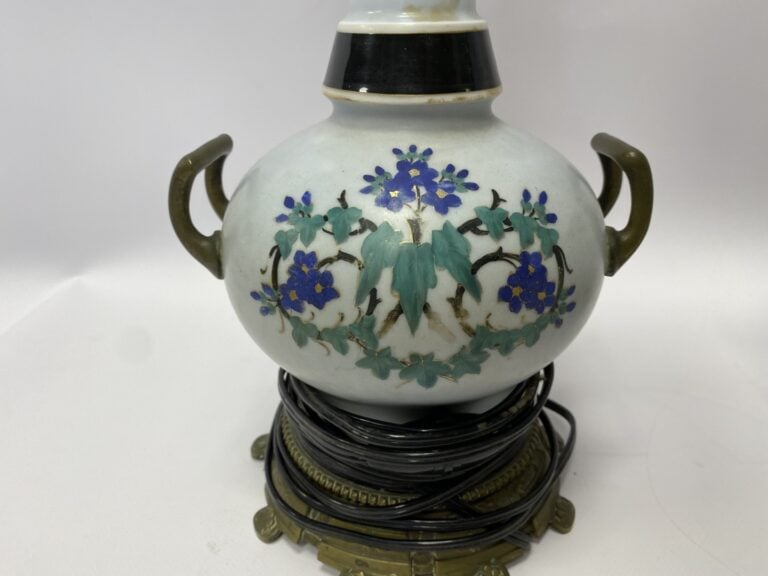 Paire de lampes à pétrole en porcelaine, à décor de jetés de fleurs sur fond bl…