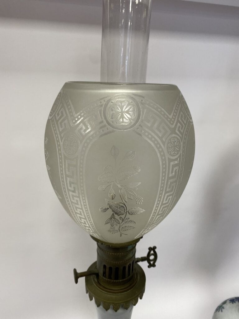 Paire de lampes à pétrole en porcelaine, à décor de jetés de fleurs sur fond bl…