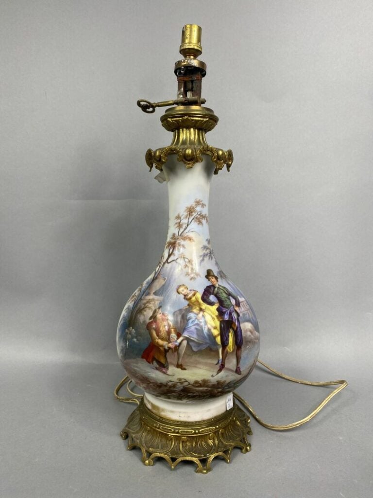 Paire de lampes à pétrole en porcelaine à décor polychrome de scènes galantes d…