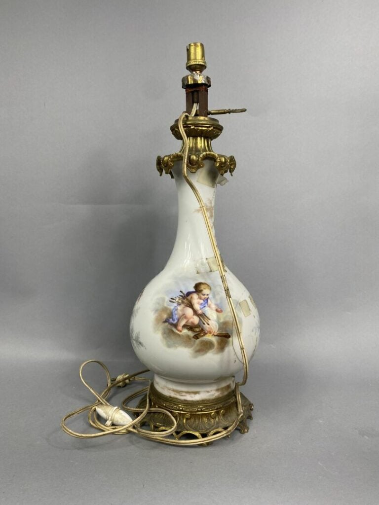 Paire de lampes à pétrole en porcelaine à décor polychrome de scènes galantes d…