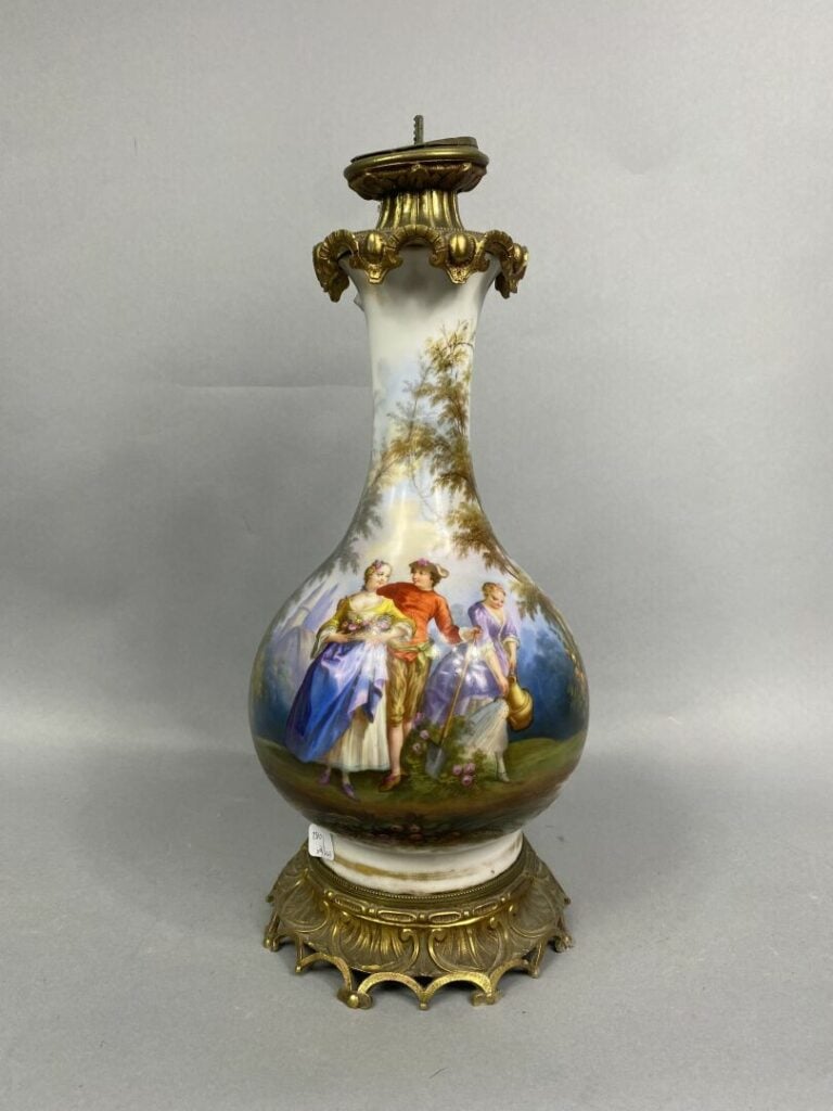 Paire de lampes à pétrole en porcelaine à décor polychrome de scènes galantes d…
