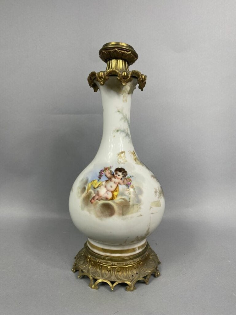 Paire de lampes à pétrole en porcelaine à décor polychrome de scènes galantes d…