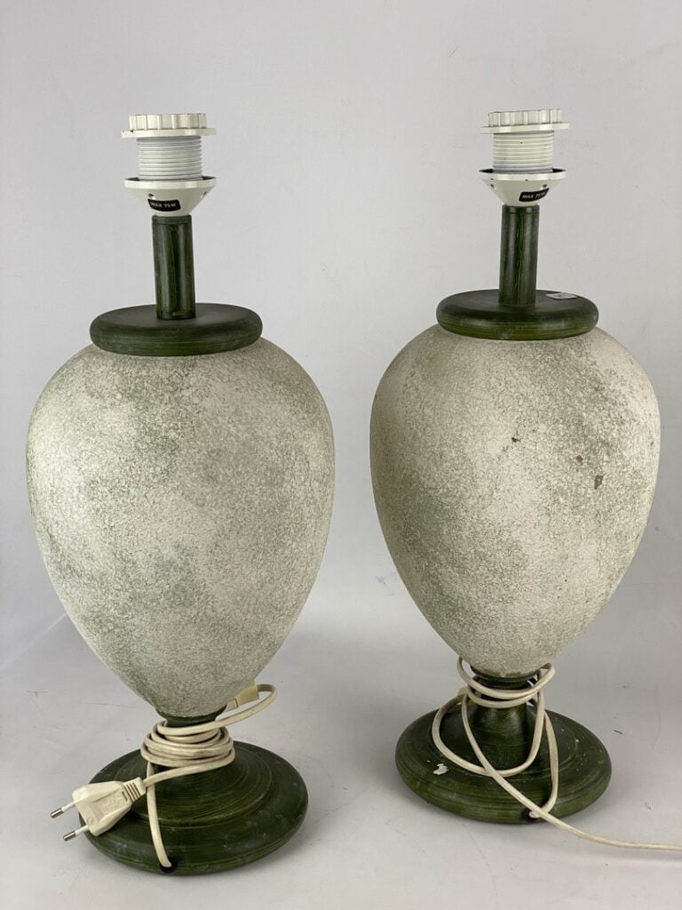 Paire de lampes de forme ovoïde sur piédouche en composition et bois peint vert…