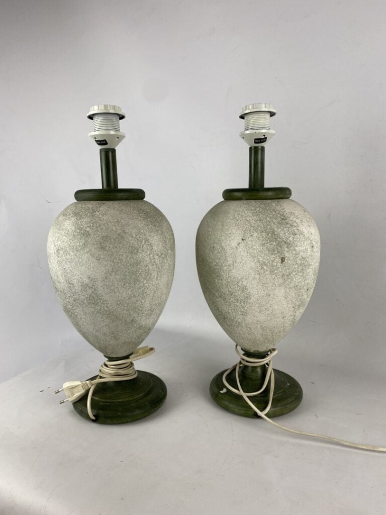Paire de lampes de forme ovoïde sur piédouche en composition et bois peint vert…