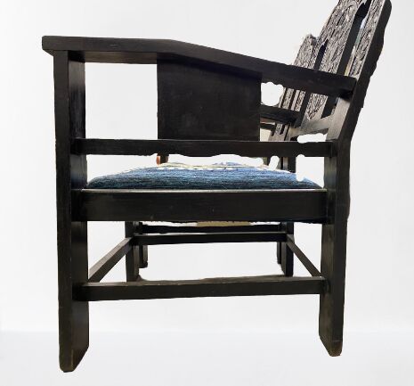 Paire de larges fauteuils en bois noirci à dossier ajouré et sculpté, garniture…