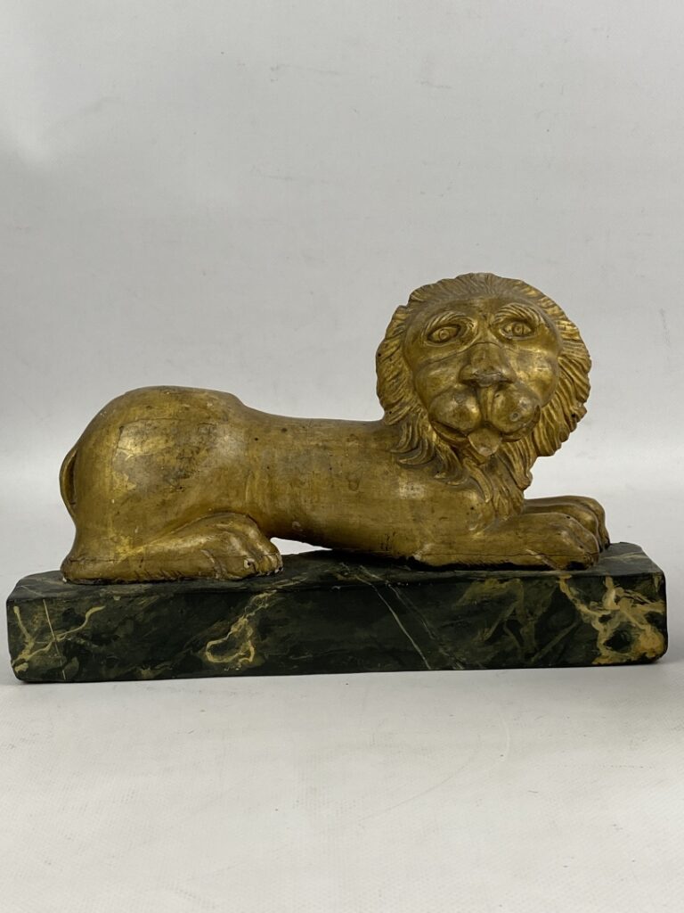 Paire de lions couchés pouvant former serre-livres en bois peint doré et sculpt…