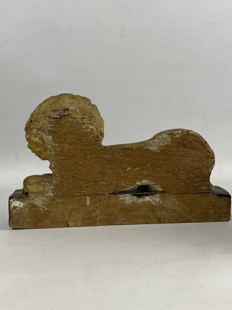 Paire de lions couchés pouvant former serre-livres en bois peint doré et sculpt…