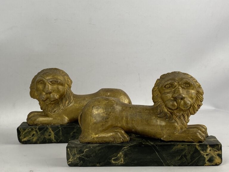 Paire de lions couchés pouvant former serre-livres en bois peint doré et sculpt…