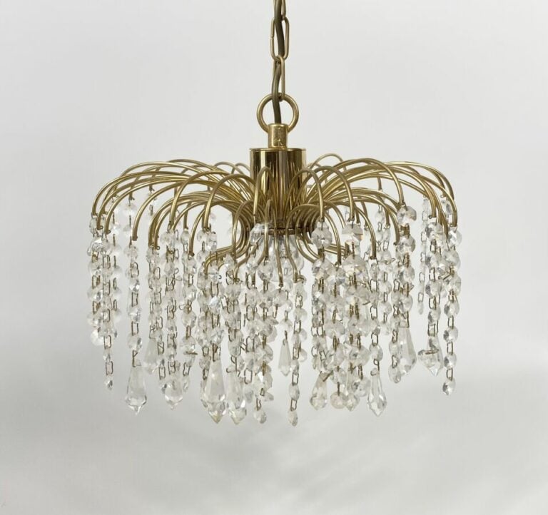 Paire de lustres en métal doré et pampilles de verre - Hauteur : 18 cm Diamètre…