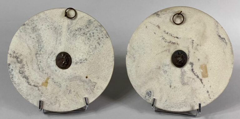 Paire de médaillons circulaires en albâtre et composition patinée représentant…