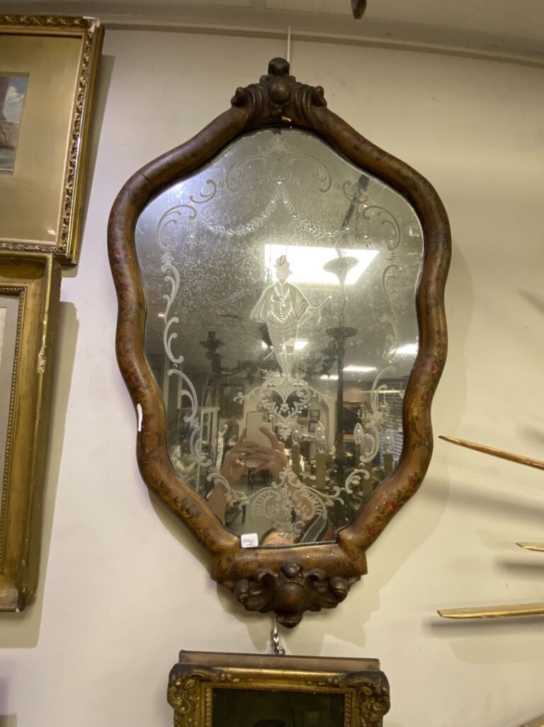 Paire de miroirs de forme polylobée à décor gravé de personnages et guirlandes…