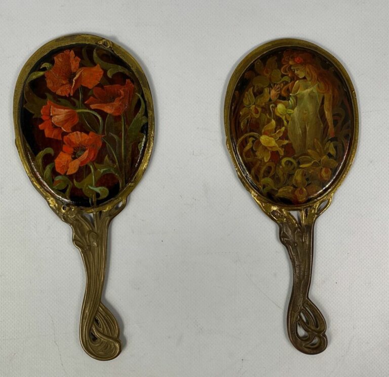 Paire de miroirs face à main en bronze à décor d'une femme nue tenant des roses…