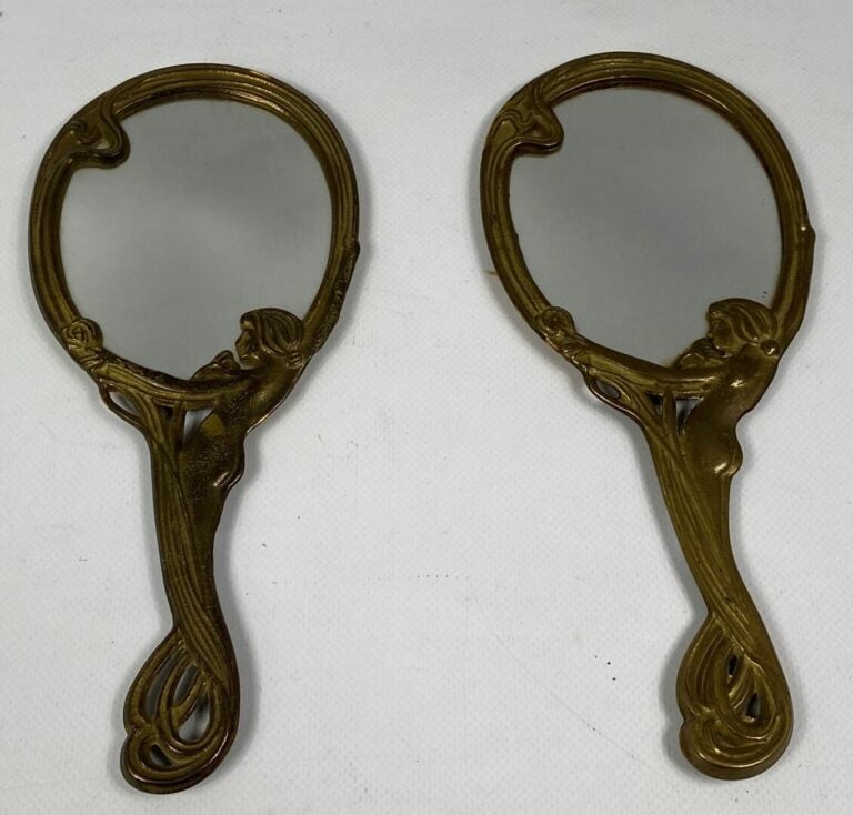 Paire de miroirs face à main en bronze à décor d'une femme nue tenant des roses…