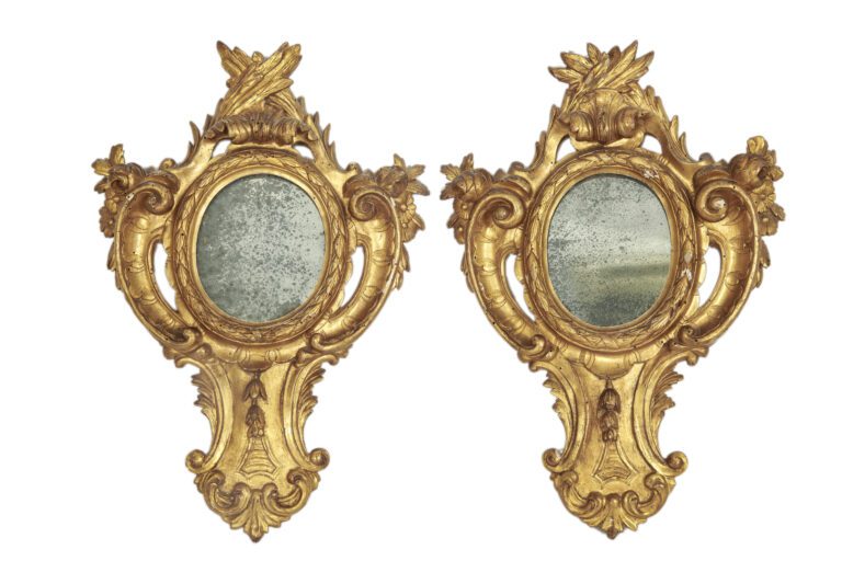Paire de miroirs ovales (anciennement plaques de lumière) en bois sculpté et do…