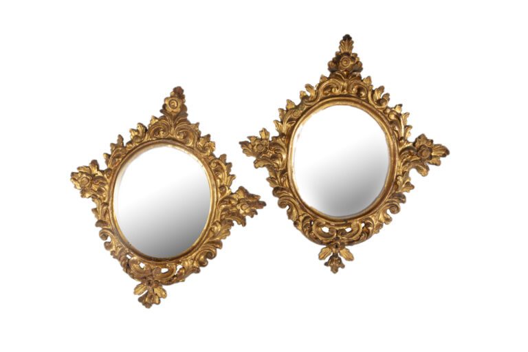 Paire de miroirs ovales en bois doré à décor d'agrafes et feuillages. - XVIIIèm…