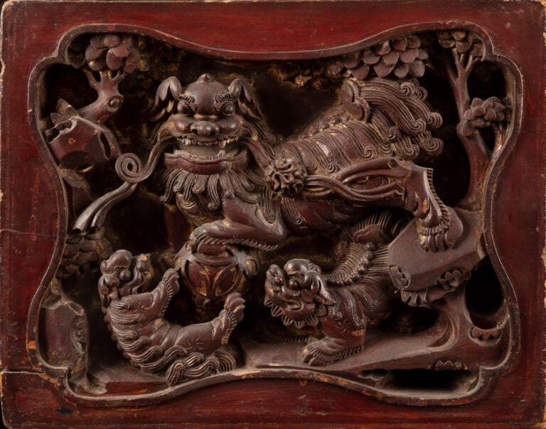 PAIRE DE PANNEAUX EN BOIS LAQUES ROUGE ET OR - Chine - Chiens de Fô en relief,…