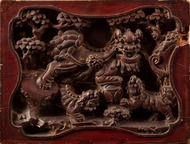 PAIRE DE PANNEAUX EN BOIS LAQUES ROUGE ET OR - Chine - Chiens de Fô en relief,…
