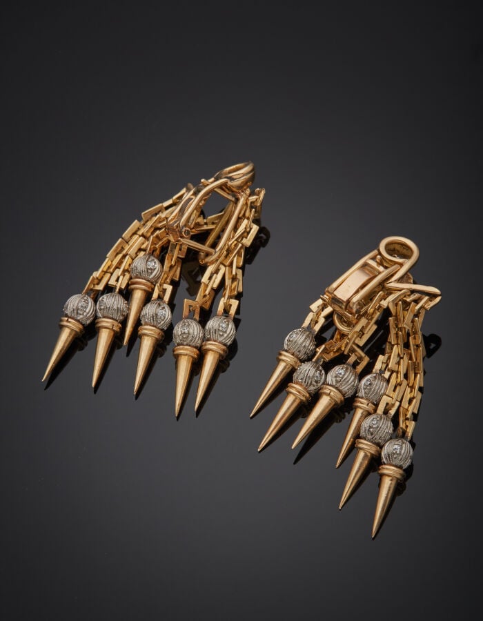 Paire de PENDANTS d'OREILLES "chaînes" en or jaune et or gris (750‰) retenant s…