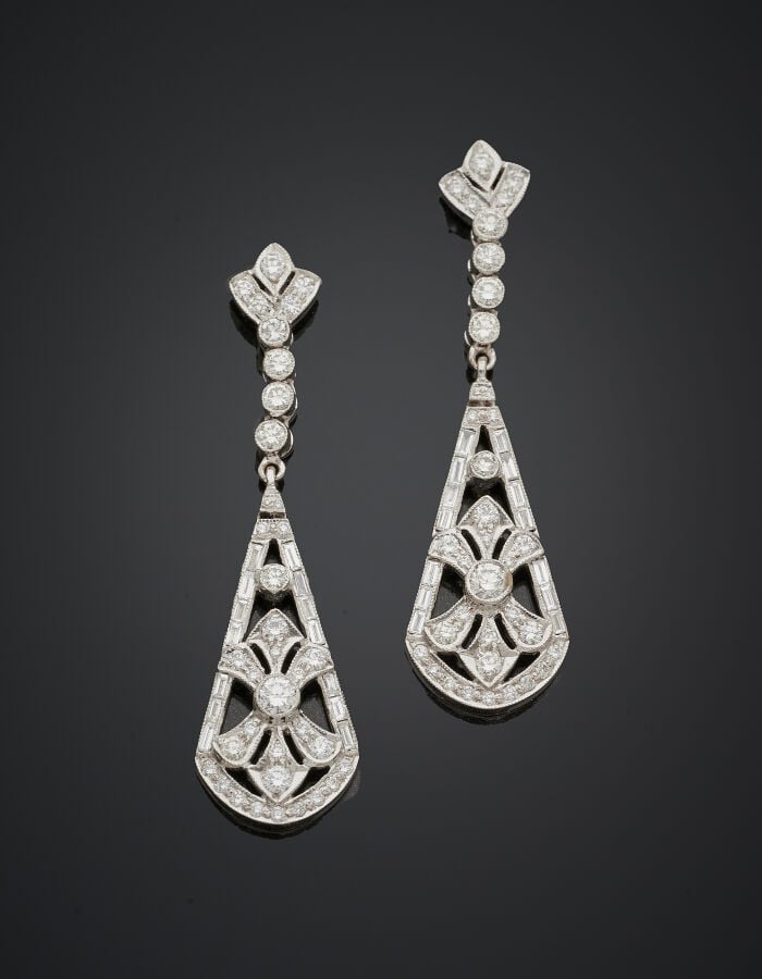 Paire de PENDANTS d'OREILLES "cravates" en or gris (750‰) ajouré, serti de diam…
