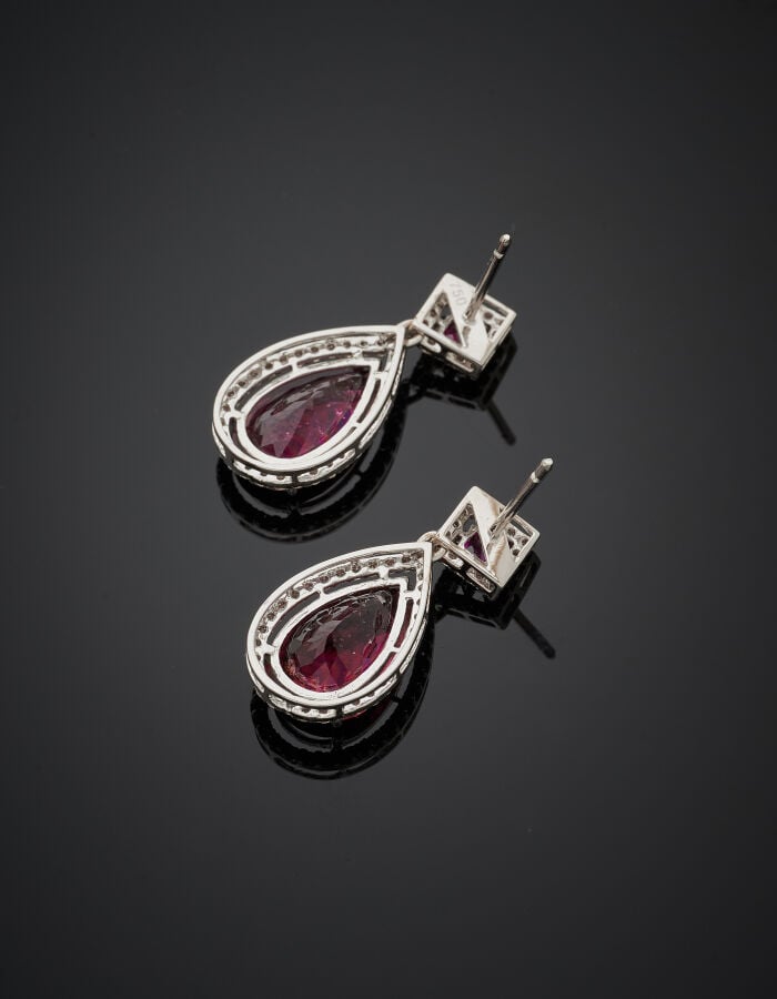 Paire de PENDANTS d'OREILLES en or gris (750‰) ajouré, à motifs de gouttes et l…