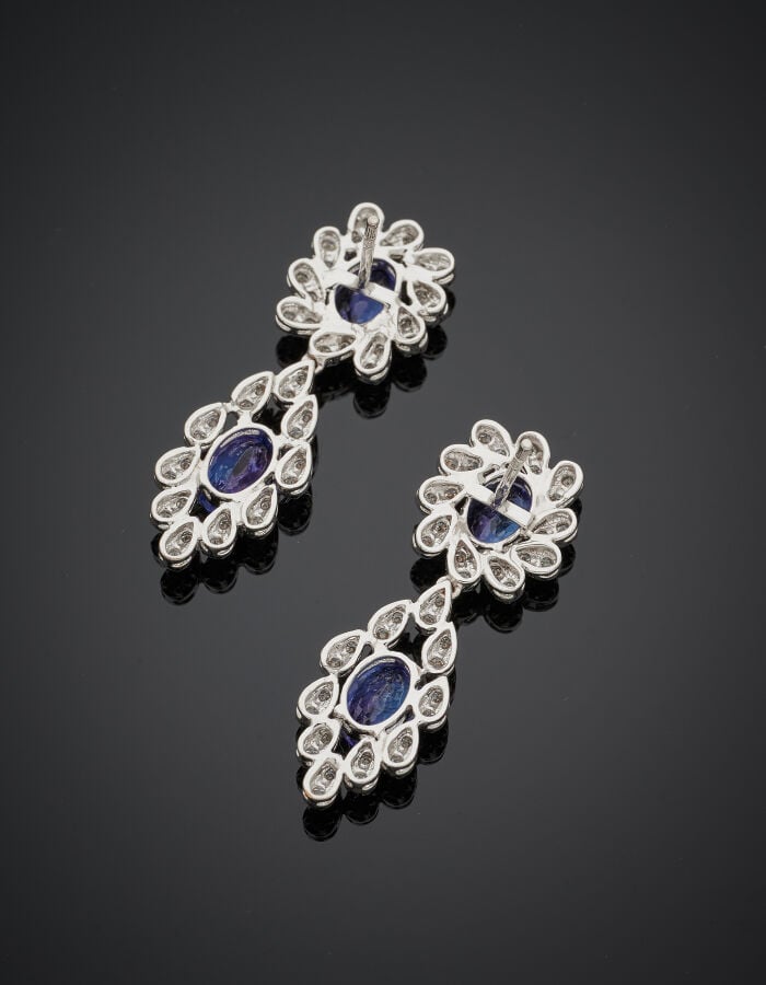 Paire de PENDANTS d'OREILLES en or gris (750‰) ajouré serti de deux tanzanites…