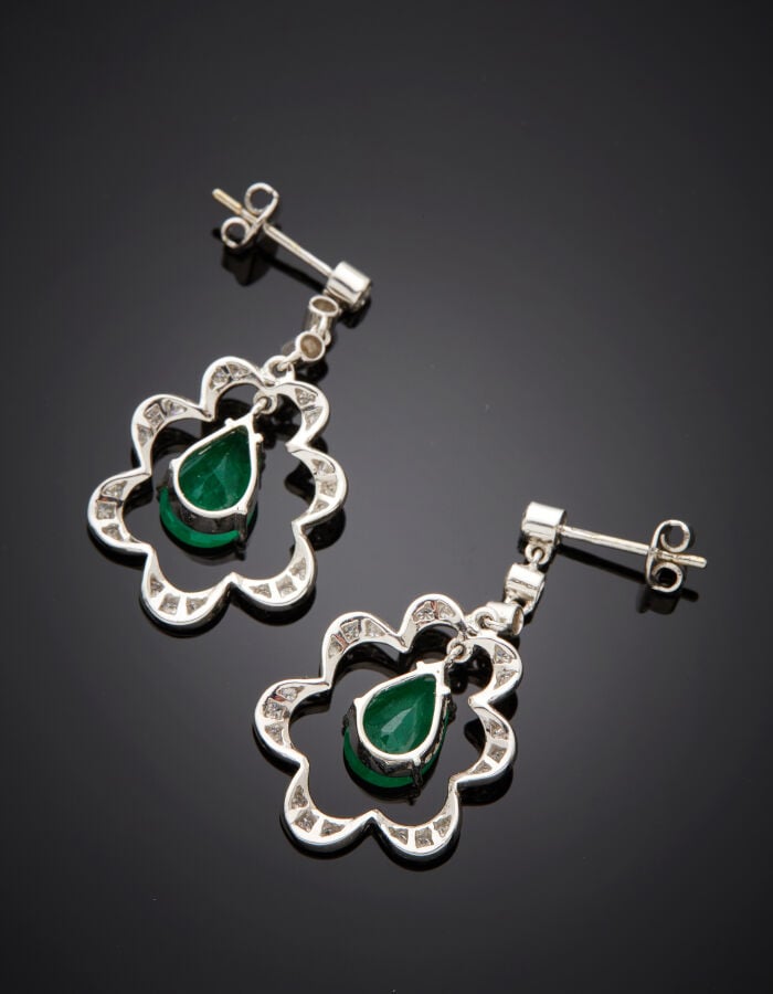 Paire de PENDANTS d'OREILLES en or gris (750‰) ajouré, serti de diamants taille…